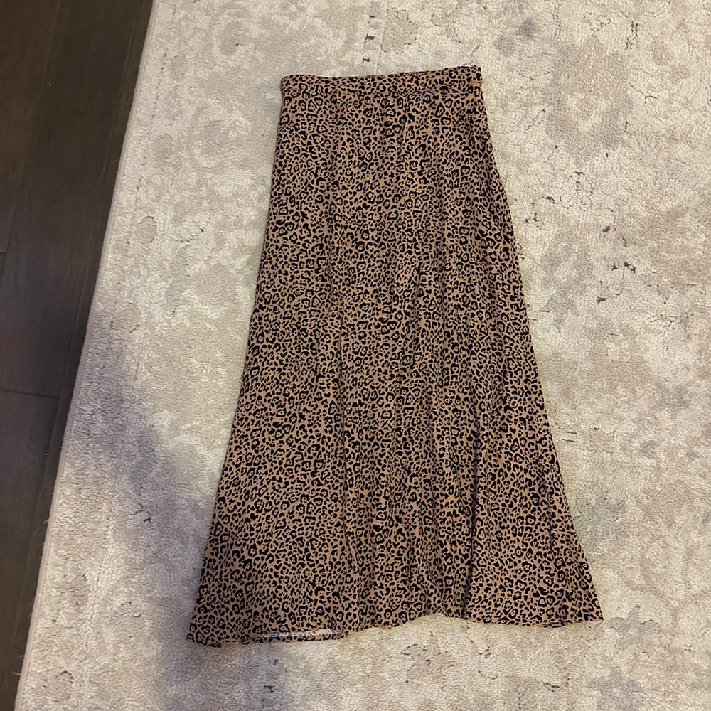 Reformation Leopard Midi Skirt 
Back zip closure 
Size: 2